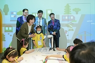 강정애 국가보훈부 장관이 3일 오전 용산 어린이정원에서 열린 보보의 집 개관 행사에 참석하여 주요 내빈 및 유치원생들과 함께 보보의 집 전시관을 둘러보고 있다. 