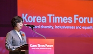 강정애 국가보훈부 장관이 5일 오전 서울시 중구 대한상공회의소에서 열린 2024 코리아타임스 포럼에 참석하여 축사를 하고 있다.