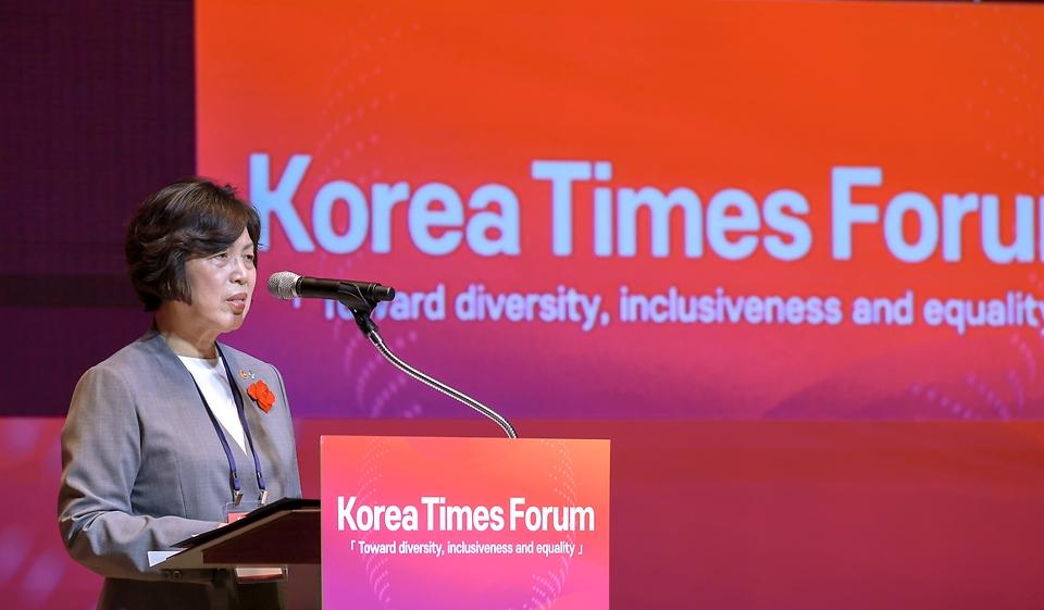 강정애 국가보훈부 장관이 5일 오전 서울시 중구 대한상공회의소에서 열린 2024 코리아타임스 포럼에 참석하여 축사를 하고 있다.