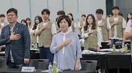강정애 국가보훈부 장관이 지난 1일 오후 서울시 서대문구 국립대한민국임시정부기념관에서 열린 2024년 국외 보훈사적지 탐방 발대식에 참석하여 참가자들과 함께 국민의례를 하고 있다.