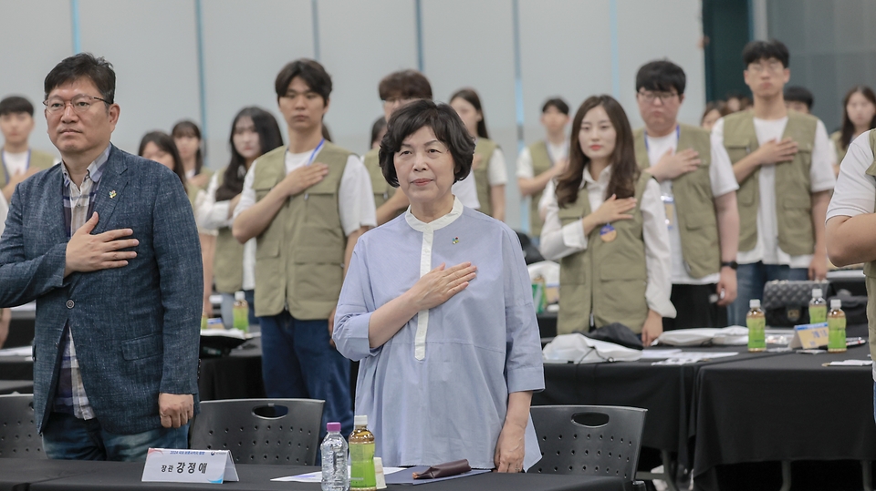 강정애 국가보훈부 장관이 지난 1일 오후 서울시 서대문구 국립대한민국임시정부기념관에서 열린 2024년 국외 보훈사적지 탐방 발대식에 참석하여 참가자들과 함께 국민의례를 하고 있다.