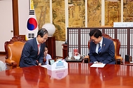한덕수 국무총리가 12일 여의도 국회 의장실에서 우원식 국회의장을 예방, 인사를 나누고 있다.