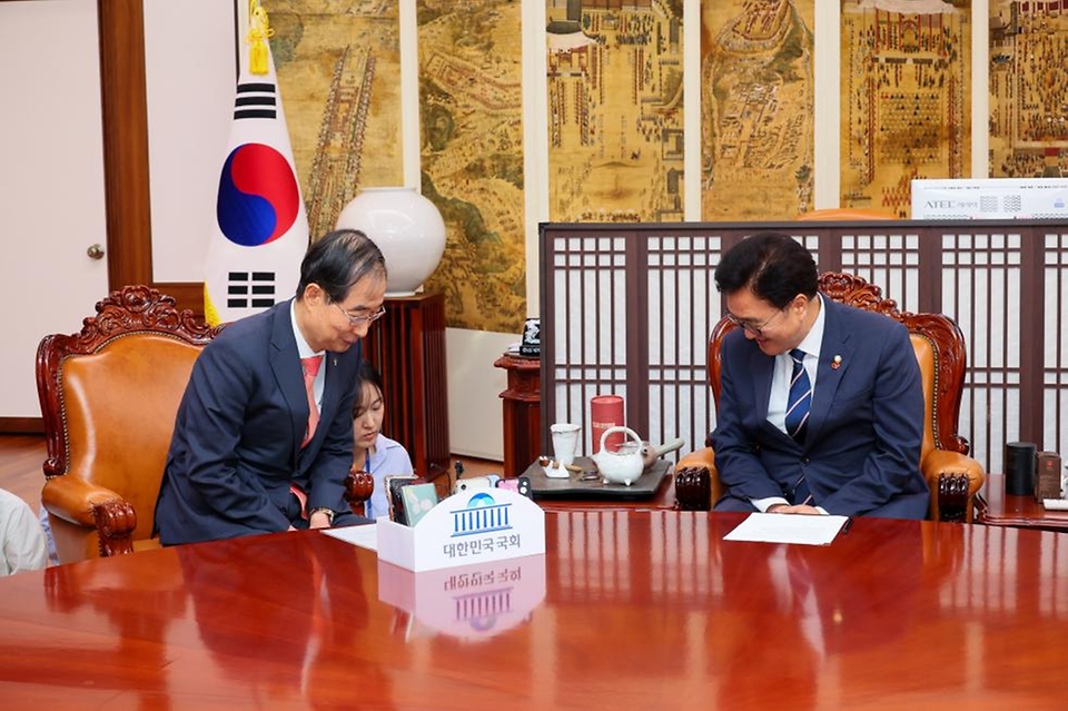 한덕수 국무총리가 12일 여의도 국회 의장실에서 우원식 국회의장을 예방, 인사를 나누고 있다.