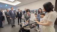 강정애 국가보훈부 장관이 7일 오전 서울시 영등포구 FKI타워에서 열린 히어로즈 패밀리 가족사진 우리, 함께 프로젝트 개시식 행사에 참석하여 류진 한국경제인협회 회장,  및 주요 내빈과 함께 대표 가구 가족들과 인사를 나누고 있다.