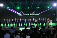 한덕수 국무총리가 13일 서울 강남구 코엑스에서 열린 벤처·스타트업 행사 ‘Next Rise 2024 서울’ 개막식에서 참석자들과 기념사진을 촬영하고 있다.