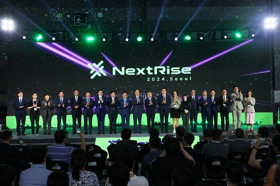 한덕수 국무총리가 13일 서울 강남구 코엑스에서 열린 벤처·스타트업 행사 ‘Next Rise 2024 서울’ 개막식에서 참석자들과 기념사진을 촬영하고 있다.