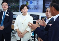 송미령 농림축산식품부 장관이 12일 전남 나주시에서 열린 첨단무인자동화 농업생산 시범단지 준공식에 참석해 AI 농작업 관제실 현황 및 시연 브리핑을 듣고 있다.