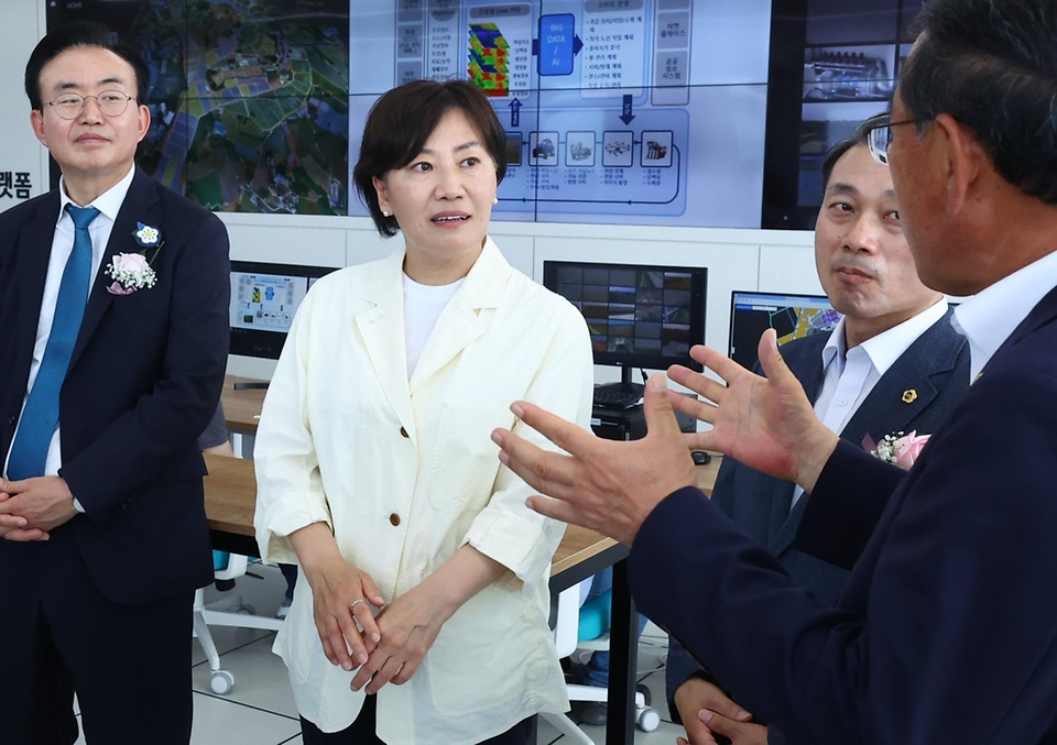 송미령 농림축산식품부 장관이 12일 전남 나주시에서 열린 첨단무인자동화 농업생산 시범단지 준공식에 참석해 AI 농작업 관제실 현황 및 시연 브리핑을 듣고 있다.