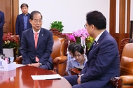 한덕수 국무총리가 12일 여의도 국회 의장실에서 우원식 국회의장을 예방, 환담을 나누고 있다.