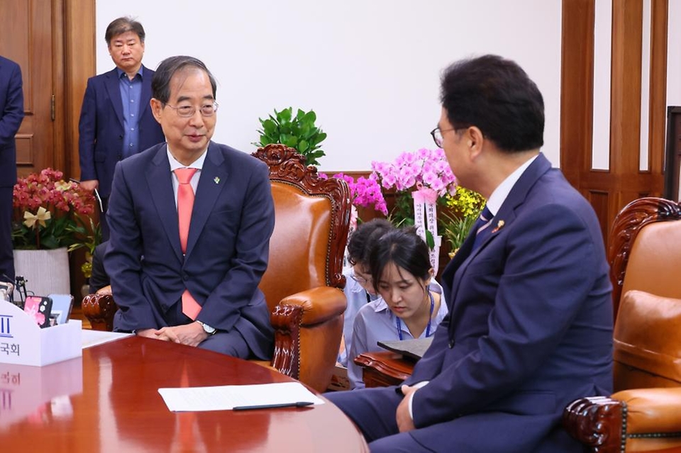 한덕수 국무총리가 12일 여의도 국회 의장실에서 우원식 국회의장을 예방, 환담을 나누고 있다.