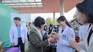 강정애 국가보훈부 장관이 호국보훈의 달을 맞아 11일 오후 서울중앙보훈병원에 방문해 의료진 및 국가유공자들에게 커피와 간식을 전달하고 있다.