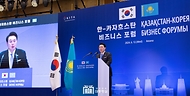 윤석열 대통령이 12일(현지시간) 카자흐스탄 아스타나 힐튼호텔에서 열린 ‘한-카자흐스탄 비즈니스 포럼’에 참석해 기조연설을 하고 있다.