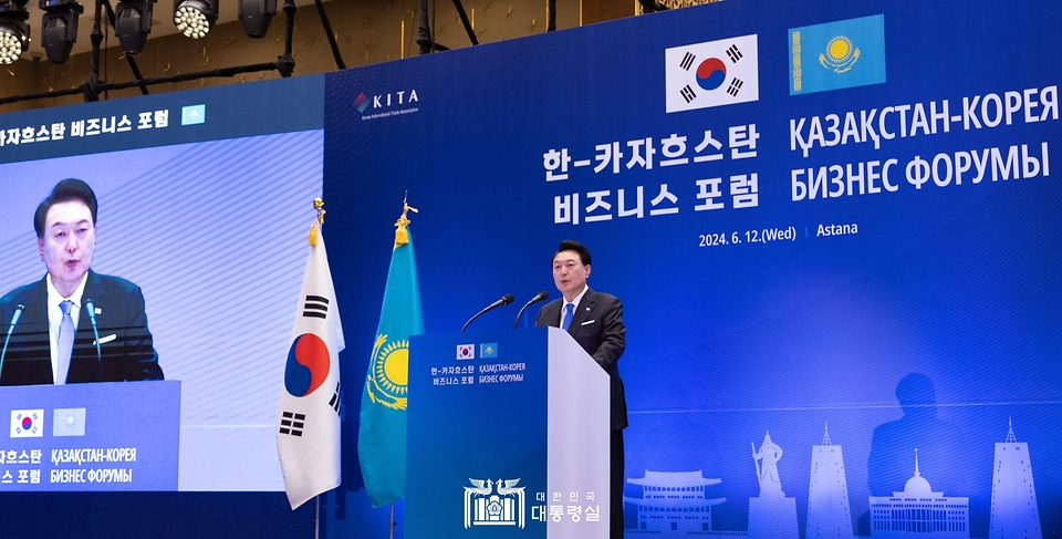 윤석열 대통령이 12일(현지시간) 카자흐스탄 아스타나 힐튼호텔에서 열린 ‘한-카자흐스탄 비즈니스 포럼’에 참석해 기조연설을 하고 있다.