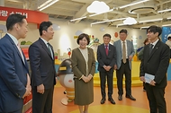 강정애 국가보훈부 장관이 3일 오전 용산 어린이정원에서 열린 보보의 집 개관 행사에 참석하여 주요 내빈 및 유치원생들과 함께 보보의 집 전시관을 둘러보고 있다. 
