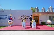 강정애 국가보훈부 장관이 3일 오전 용산 어린이정원에서 열린 보보의 집 개관 행사에 참석하여 주요 내빈과 함께 개관 퍼포먼스를 하고 있다.