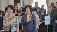 강정애 국가보훈부 장관이 12일 오전 서울 중구 프레스센터에서 열린 제2회 아주경제 보훈신춘문예·보훈대상 시상식에 참석해 주요내빈과 함께 국민의례를 하고 있다.