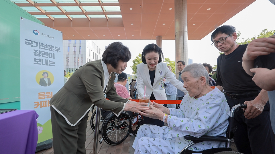 강정애 국가보훈부 장관이 호국보훈의 달을 맞아 11일 오후 서울중앙보훈병원에 방문해 의료진 및 국가유공자들에게 커피와 간식을 전달하고 있다.
