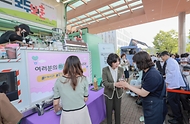 강정애 국가보훈부 장관이 호국보훈의 달을 맞아 11일 오후 서울중앙보훈병원에 방문해 의료진 및 국가유공자들에게 커피와 간식을 전달하고 있다.