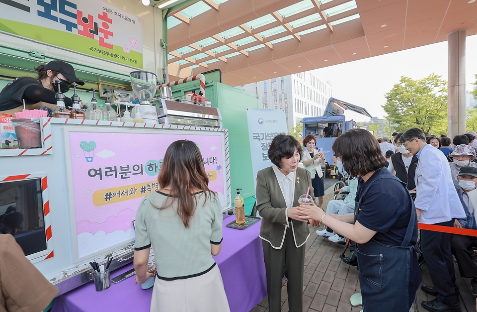 강정애 국가보훈부 장관이 호국보훈의 달을 맞아 11일 오후 서울중앙보훈병원에 방문해 의료진 및 국가유공자들에게 커피와 간식을 전달하고 있다.