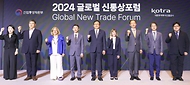 정인교 산업통상자원부 통상교섭본부장이 12일 서울 중구 롯데호텔에서 열린 2024 글로벌 신통상 포럼에서 참석자들과 기념 촬영하고 있다.