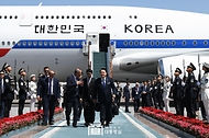 윤석열 대통령이 13일(현지시간) 우즈베키스탄 타슈켄트 국제공항에 환영나온 아리포프 우즈베키스탄 총리와 대화하며 공항청사로 향하고 있다.