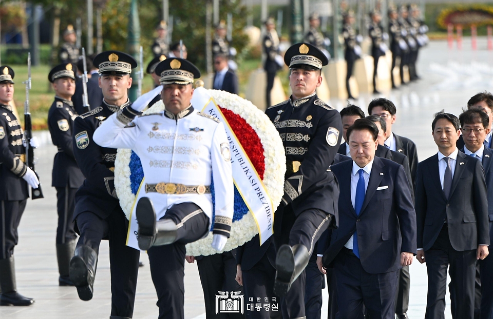 윤석열 대통령과 김건희 여사가 13일(현지시간) 우즈베키스탄 타슈켄트의 독립기념비에 헌화하고 있다.