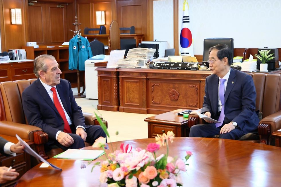 한덕수 국무총리가 13일 서울 종로구 정부서울청사에서 에두아르도 프레이 루이스-타글레 전 칠레 대통령과 면담하고 있다.