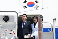 윤석열 대통령과 김건희 여사가 13일(현지시간) 우즈베키스탄 타슈켄트 국제공항에 도착해 전용기인 공군 1호기에서 내리고 있다.