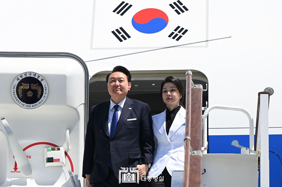 윤석열 대통령과 김건희 여사가 13일(현지시간) 우즈베키스탄 타슈켄트 국제공항에 도착해 전용기인 공군 1호기에서 내리고 있다.