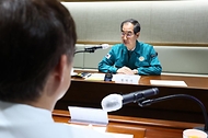 한덕수 국무총리가 14일 의사집단행동 대비 현장 점검차 서울 동작구 보라매병원을 찾아 직원들을 격려하고 현황 보고를 받기에 앞서 인사말을 하고 있다.