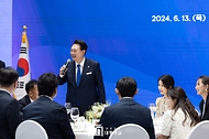 윤석열 대통령이 13일(현지시간) 우즈베키스탄 타슈켄트 힐튼호텔에서 열린 동포 만찬 간담회에서 격려사를 하고 있다. 