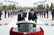 윤석열 대통령과 김건희 여사가 13일(현지시간) 우즈베키스탄 타슈켄트의 독립기념비에 헌화하고 있다.
