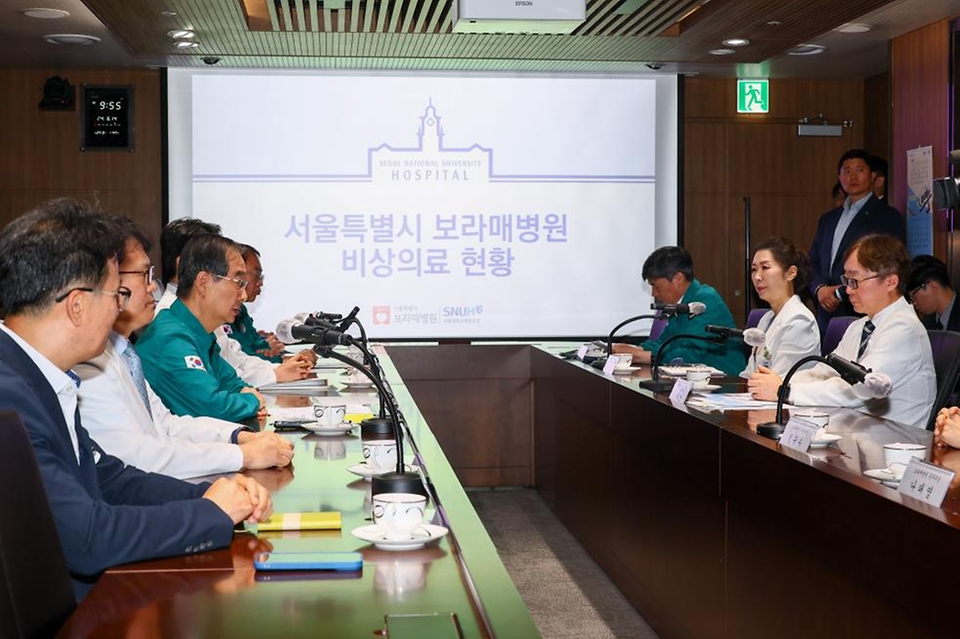 한덕수 국무총리가 14일 의사집단행동 대비 현장 점검차 서울 동작구 보라매병원을 찾아 직원들을 격려하고 현황 보고를 받기에 앞서 인사말을 하고 있다.