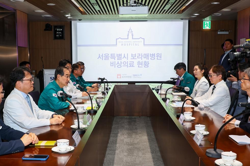한덕수 국무총리가 14일 의사집단행동 대비 현장 점검차 서울 동작구 보라매병원을 찾아 직원들을 격려하고 현황 보고를 받기에 앞서 인사말을 하고 있다.
