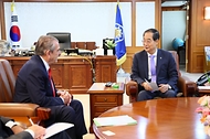 한덕수 국무총리가 13일 서울 종로구 정부서울청사에서 에두아르도 프레이 루이스-타글레 전 칠레 대통령과 면담하고 있다.