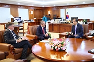 한덕수 국무총리가 13일 서울 종로구 정부서울청사에서 에두아르도 프레이 루이스-타글레 전 칠레 대통령과 면담하고 있다.