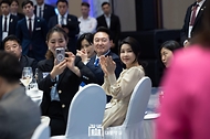 윤석열 대통령과 김건희 여사가 13일(현지시간) 우즈베키스탄 타슈켄트 힐튼호텔에서 열린 동포 만찬 간담회에서 웃으며 박수치고 있다.