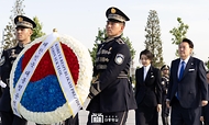 윤석열 대통령과 김건희 여사가 13일(현지시간) 우즈베키스탄 타슈켄트의 독립기념비에 헌화하고 있다.