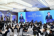 윤석열 대통령이 13일(현지시간) 우즈베키스탄 타슈켄트 힐튼호텔에서 열린 동포 만찬 간담회에서 격려사를 하고 있다. 