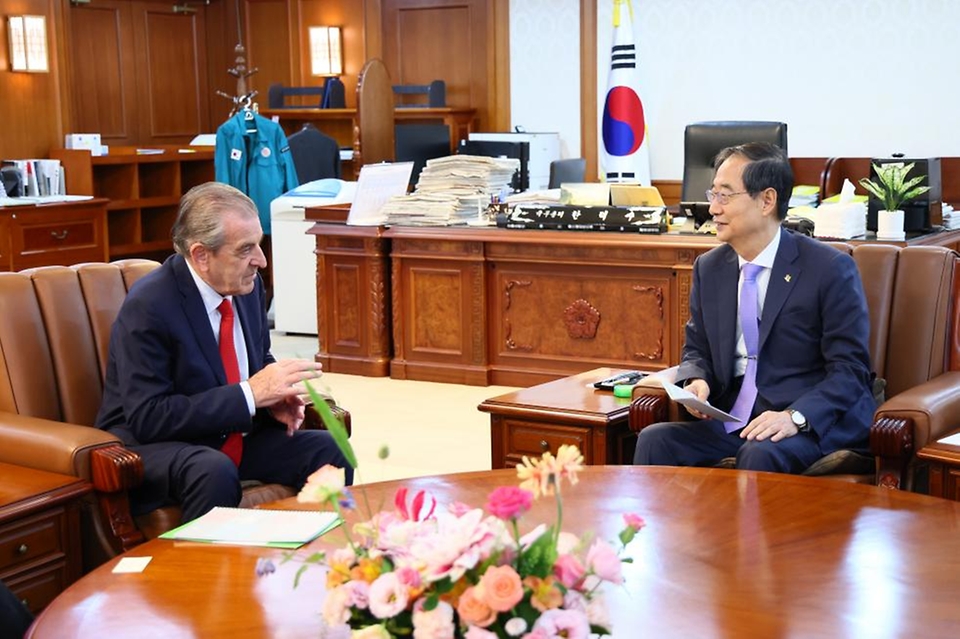 한덕수 국무총리가 13일 서울 종로구 정부서울청사에서 에두아르도 프레이 루이스-타글레 전 칠레 대통령과 면담하고 있다.