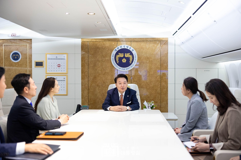 중앙아시아 3국을 순방 중인 윤석열 대통령이 13일(현지시간) 카자흐스탄 아스타나 국제공항에서 순방에 동행한 기자단 중 임신 중인 기자와 대통령실 출입기자단 총간사를 전용기인 공군1호기 기내 회의실로 초대해 격려하고 있다.