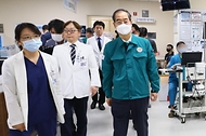 한덕수 국무총리가 14일 의사집단행동 대비 현장 점검차 서울 동작구 보라매병원을 찾아 직원들을 격려하고 응급실을 돌아보고 있다.