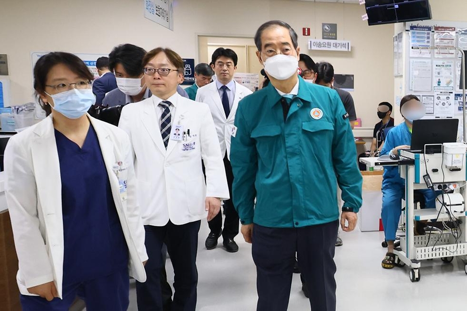 한덕수 국무총리가 14일 의사집단행동 대비 현장 점검차 서울 동작구 보라매병원을 찾아 직원들을 격려하고 응급실을 돌아보고 있다.