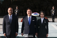 윤석열 대통령과 김건희 여사가 13일(현지시간) 우즈베키스탄 타슈켄트의 독립기념비에 헌화 뒤 동행한 압둘라 아리포프 우즈베키스탄 총리와 기념촬영을 하고 있다.