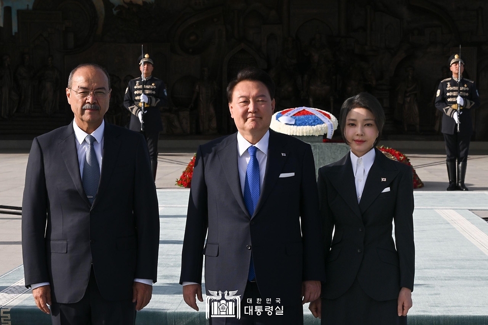 윤석열 대통령과 김건희 여사가 13일(현지시간) 우즈베키스탄 타슈켄트의 독립기념비에 헌화 뒤 동행한 압둘라 아리포프 우즈베키스탄 총리와 기념촬영을 하고 있다.