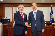 한덕수 국무총리가 13일 서울 종로구 정부서울청사에서 에두아르도 프레이 루이스-타글레 전 칠레 대통령과 만나 인사하고 있다.