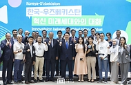 윤석열 대통령이 13일(현지시간) 우즈베키스탄 타슈켄트의 창업 촉진 센터(U-Enter)에서 열린 ‘한-우즈베크 혁신 미래세대와의 대화’ 간담회를 마친 뒤 압둘라 아리포프 우즈베키스탄 총리, 참석자들과 함께 기념촬영을 하고 있다.