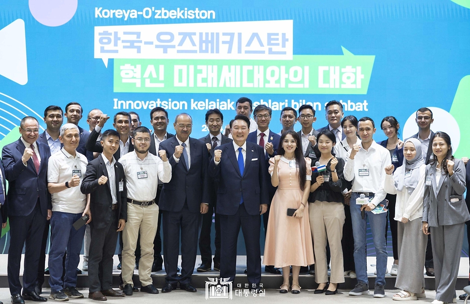 윤석열 대통령이 13일(현지시간) 우즈베키스탄 타슈켄트의 창업 촉진 센터(U-Enter)에서 열린 ‘한-우즈베크 혁신 미래세대와의 대화’ 간담회를 마친 뒤 압둘라 아리포프 우즈베키스탄 총리, 참석자들과 함께 기념촬영을 하고 있다.