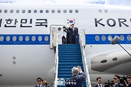 윤석열 대통령과 김건희 여사가 13일(현지시간) 카자흐스탄 국빈 방문을 마치고 아스타나 공항에서 환송나온 카슴-조마르트 토카예프 카자흐스탄 대통령의 환송을 받고 있다.