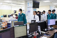한덕수 국무총리가 14일 의사집단행동 대비 현장 점검차 서울 동작구 보라매병원을 찾아 직원들을 격려하고 응급실을 돌아보고 있다. 